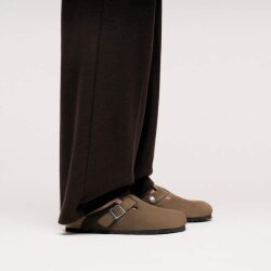 Boston Soft Footbed Suede Leather Unisex Dark Tea Tonal Narrow/Schmal